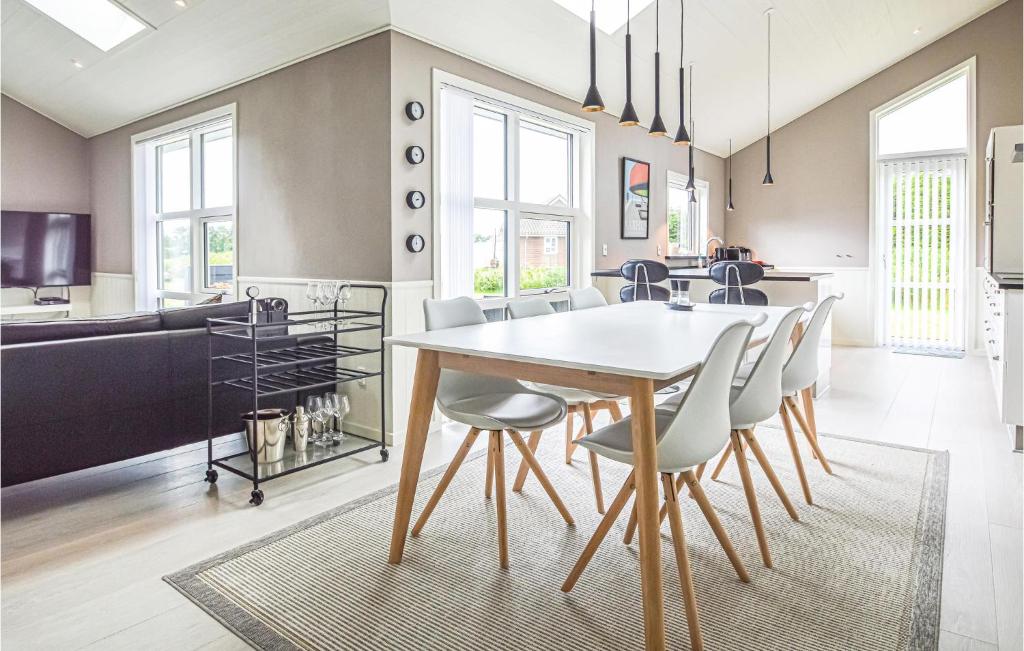 Awesome Home In Skjern With 5 Bedrooms, Sauna And Wifi photo 1