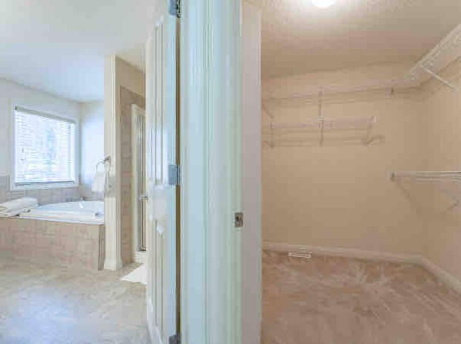 2500 sq house in Springbank Hill BL 261818 photo 1