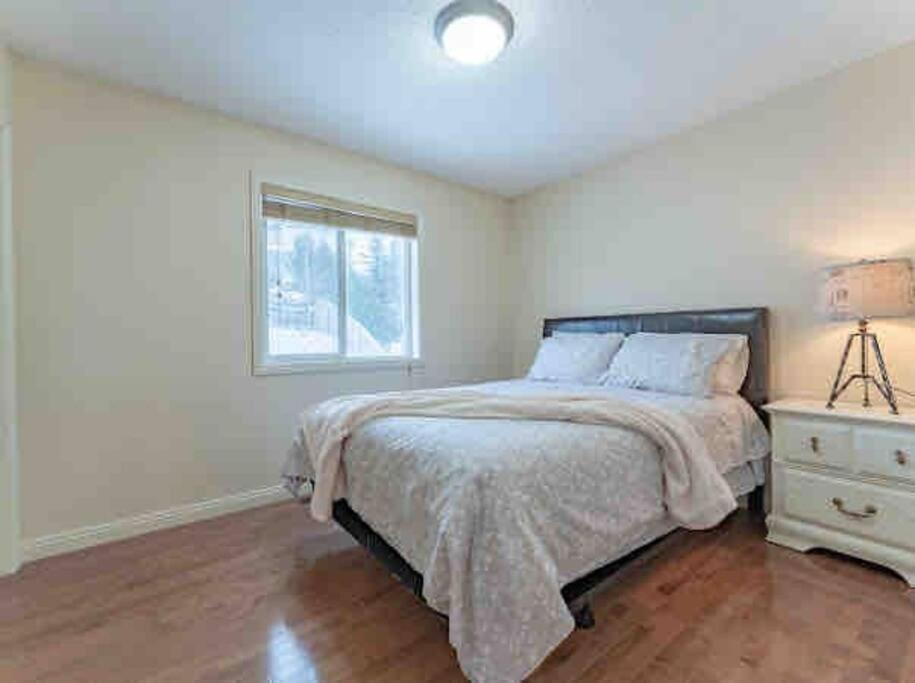 2500 sq house in Springbank Hill BL 261818 photo 4