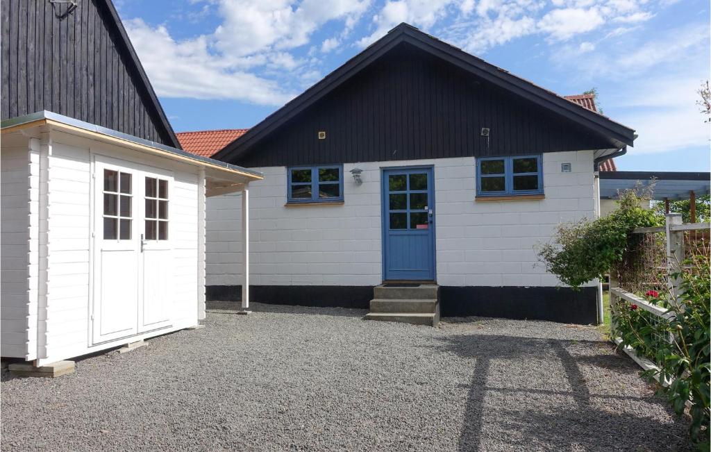 Awesome Home In Klemensker With 2 Bedrooms And Wifi photo 3