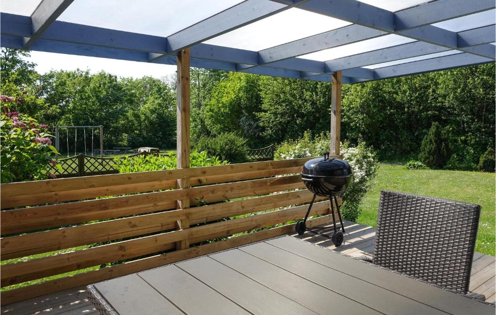 Awesome Home In Klemensker With 2 Bedrooms And Wifi photo 4