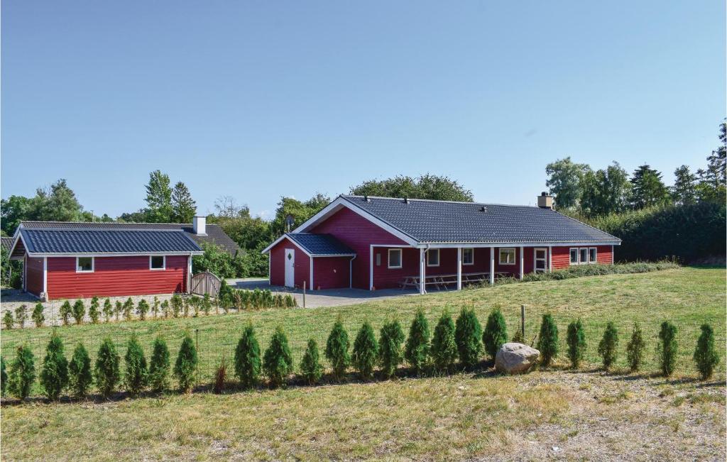 Nice Home In Humble With 7 Bedrooms And Wifi