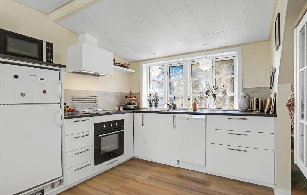Stunning Apartment In Klemensker With 2 Bedrooms And Wifi photo 4