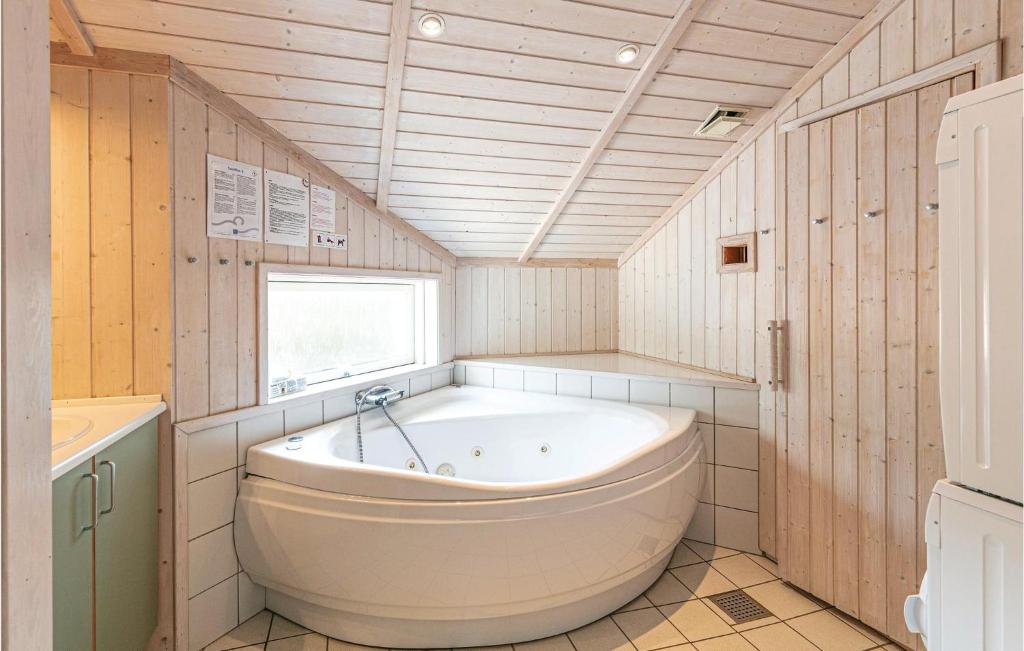 Beautiful Home In Nex With 4 Bedrooms, Sauna And Wifi photo 2