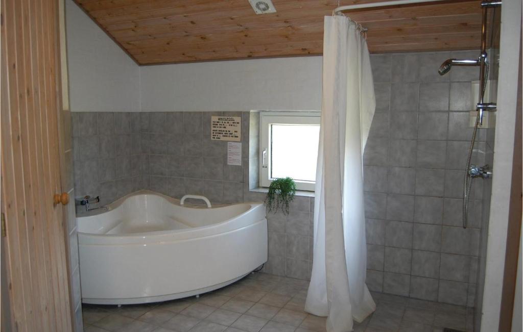 Beautiful Home In Hvide Sande With 4 Bedrooms, Sauna And Internet photo 2