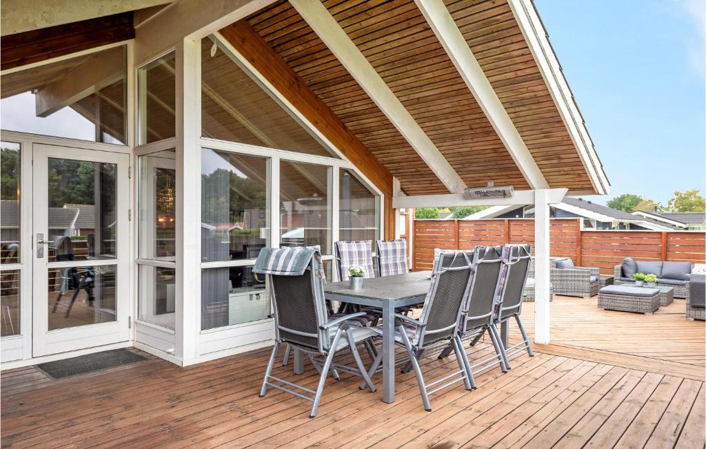 Beautiful Home In Juelsminde With 4 Bedrooms, Sauna And Wifi photo 4