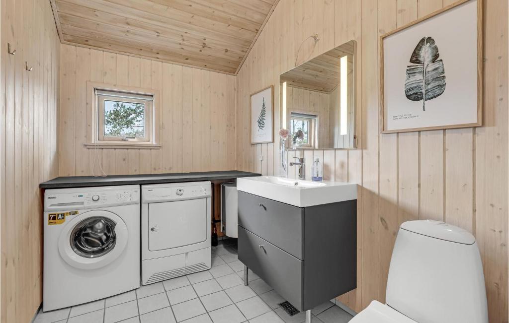 Awesome Home In Aakirkeby With 3 Bedrooms, Sauna And Wifi photo 4