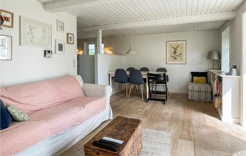 Awesome Home In Aakirkeby With 3 Bedrooms And Wifi photo 2