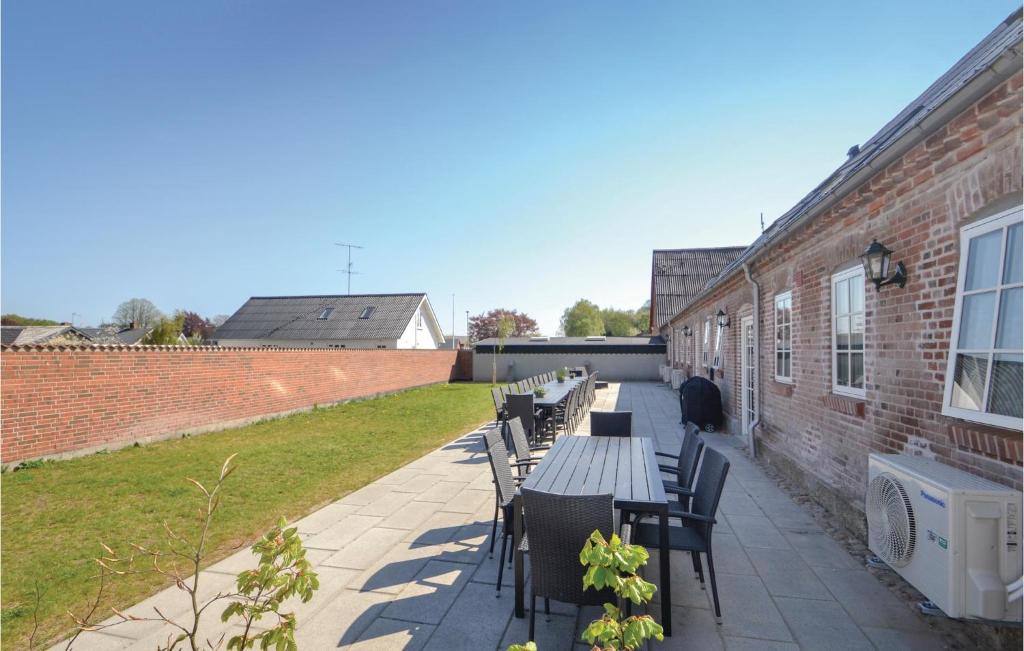 Stunning Home In Allingbro With 11 Bedrooms And Wifi photo 2