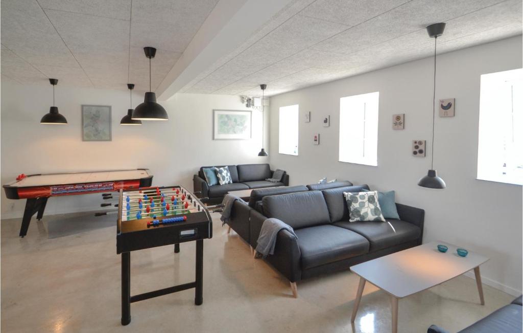 Stunning Home In Allingbro With 11 Bedrooms And Wifi photo 4
