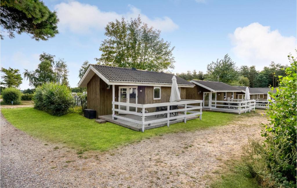 Awesome Home In Humble With Outdoor Swimming Pool, Wifi And 2 Bedrooms