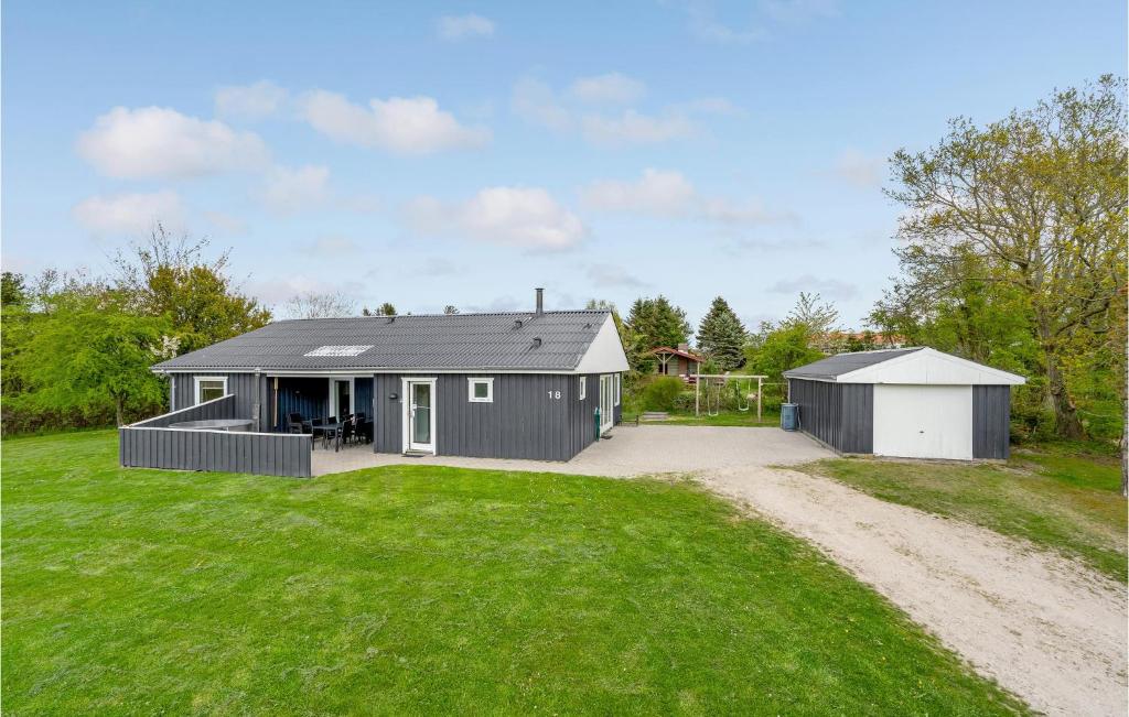 Stunning Home In Fars With 5 Bedrooms, Sauna And Wifi