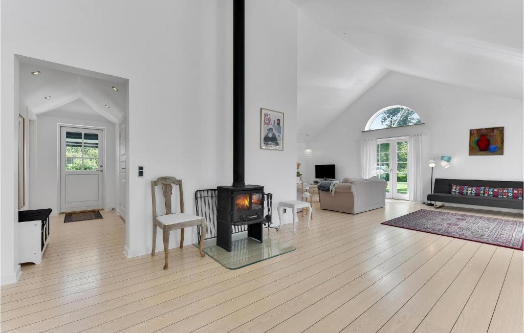 Beautiful Home In Juelsminde With 3 Bedrooms, Wifi And Sauna photo 2
