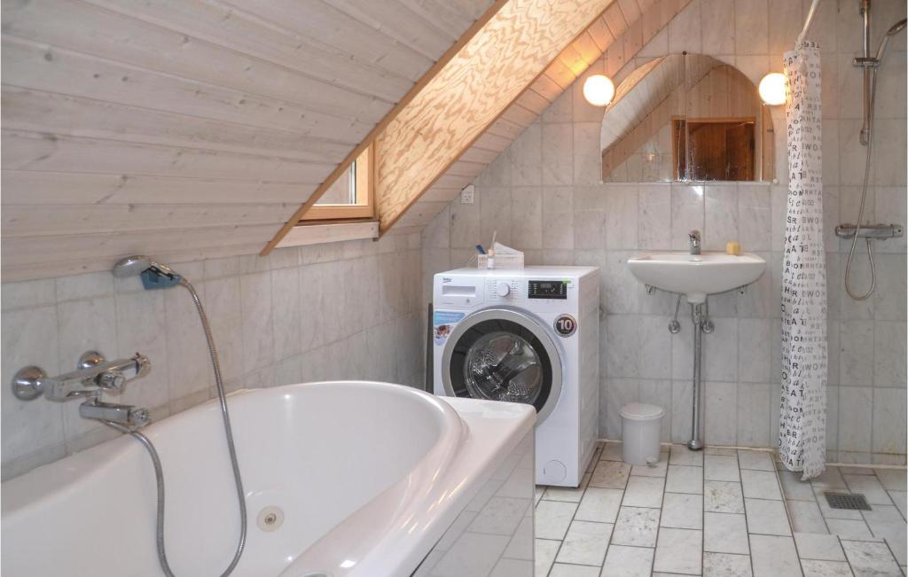 Awesome Home In Oksbl With 3 Bedrooms And Sauna photo 3