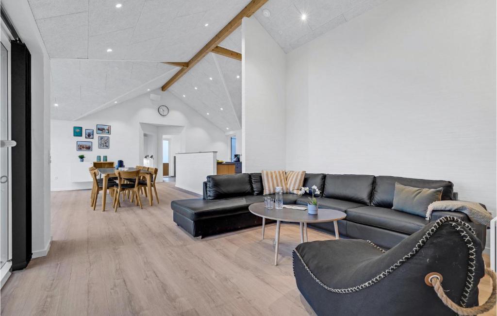 Beautiful Home In Sjlund With 4 Bedrooms And Wifi photo 1