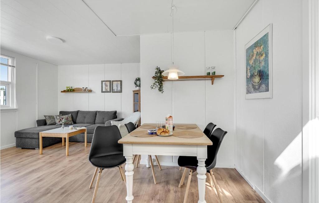 Amazing Apartment In Hvide Sande With Wifi And 2 Bedrooms photo 1