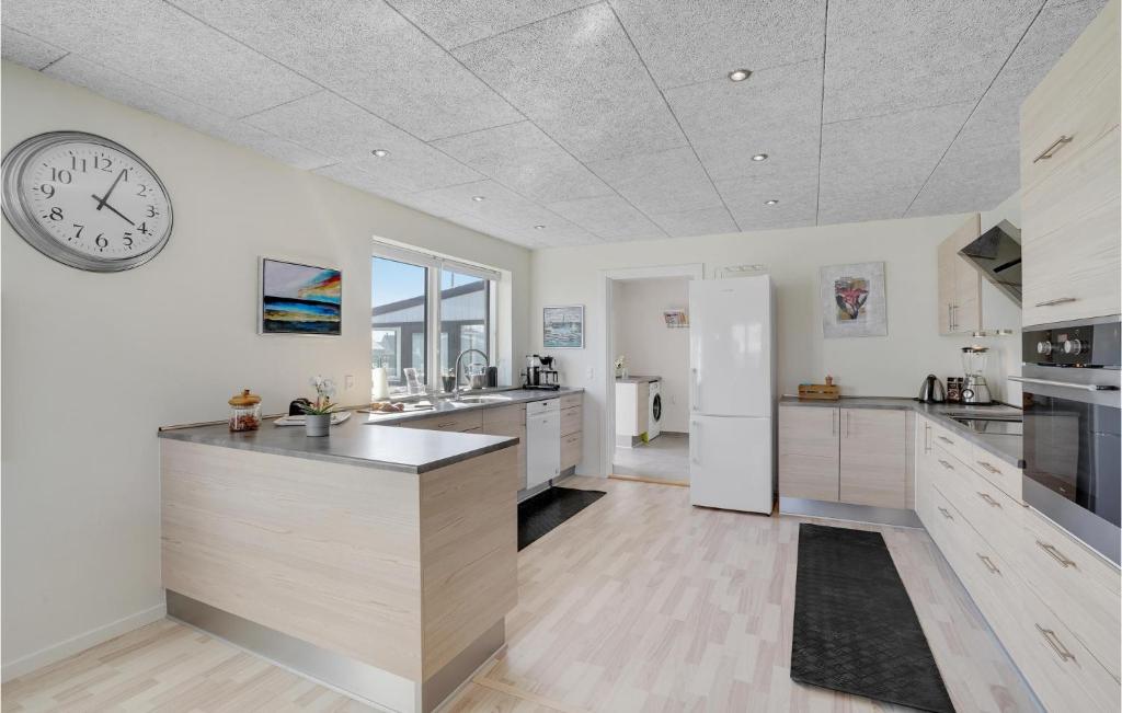 Beautiful Home In Thyborn With 4 Bedrooms And Wifi photo 2