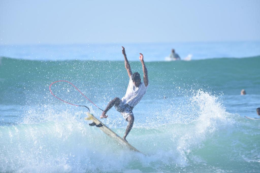 The Wave Surf Inn Midigama photo 1