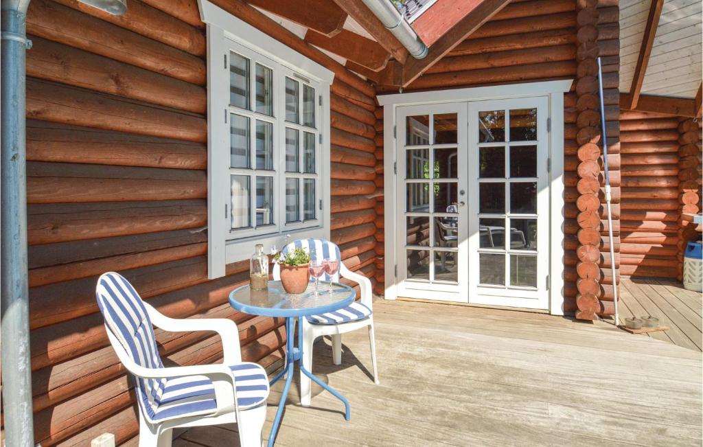 Beautiful Home In Lundby With Wifi, Outdoor Swimming Pool And Heated Swimming Pool photo 2