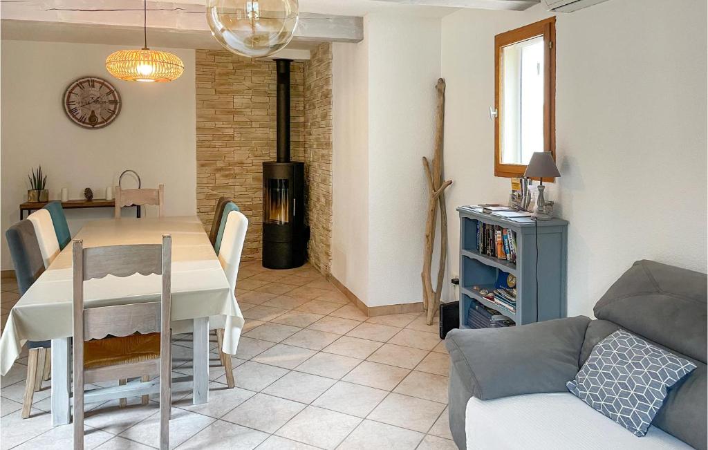 Beautiful Home In Chteaurenard With Wifi, Outdoor Swimming Pool And Swimming Pool photo 2