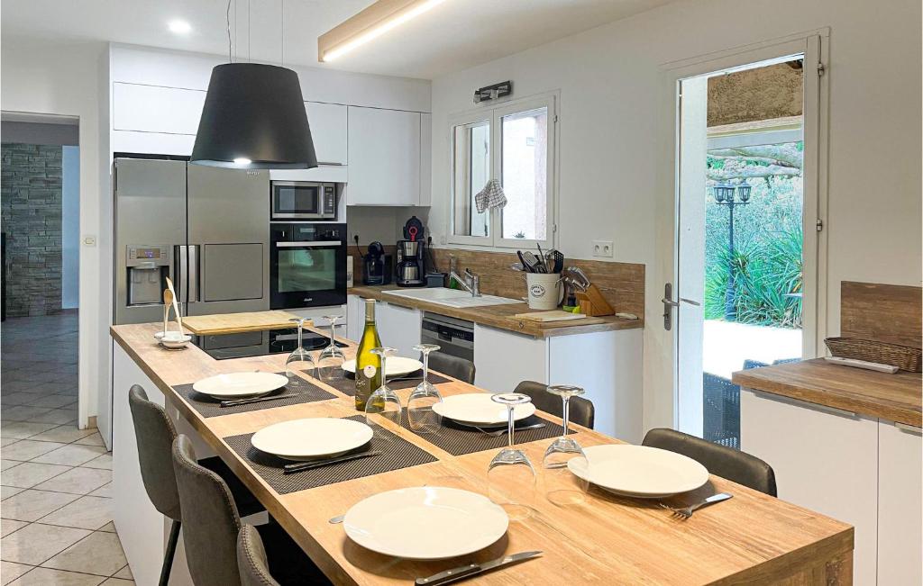 Beautiful Home In Chteaurenard With Wifi, Outdoor Swimming Pool And Swimming Pool photo 3