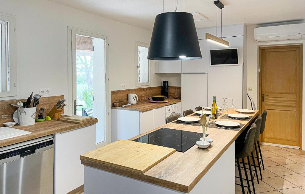 Beautiful Home In Chteaurenard With Wifi, Outdoor Swimming Pool And Swimming Pool photo 4