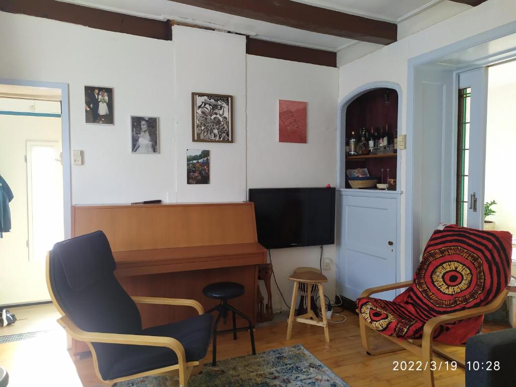 The cosy little house with the sundial photo 3