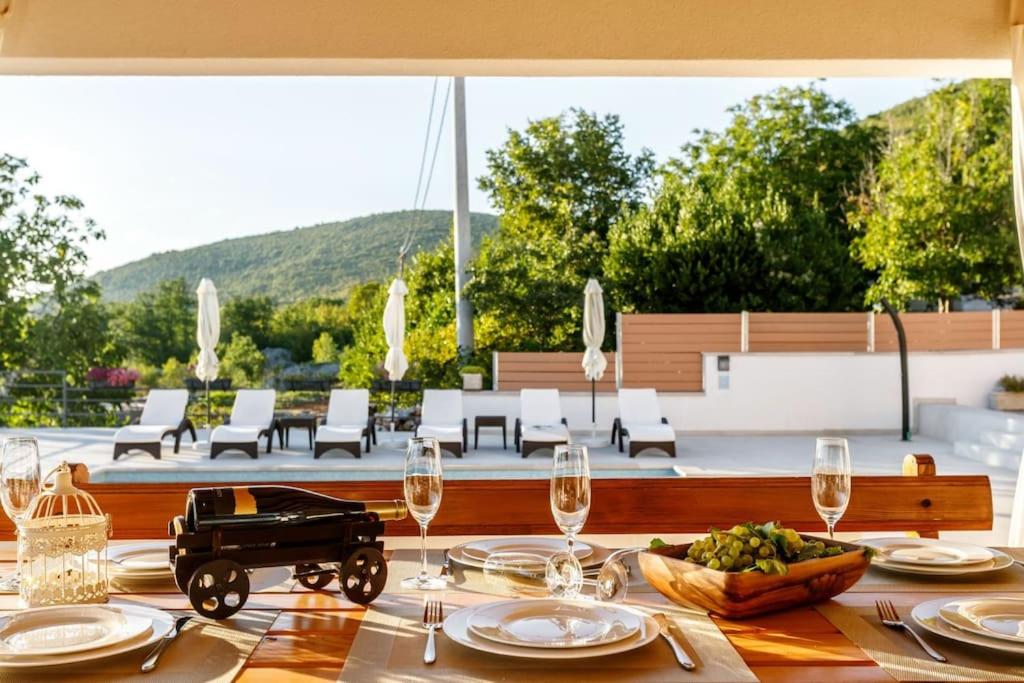 Villa in Omiš inland/4 stars+heated pool photo 3