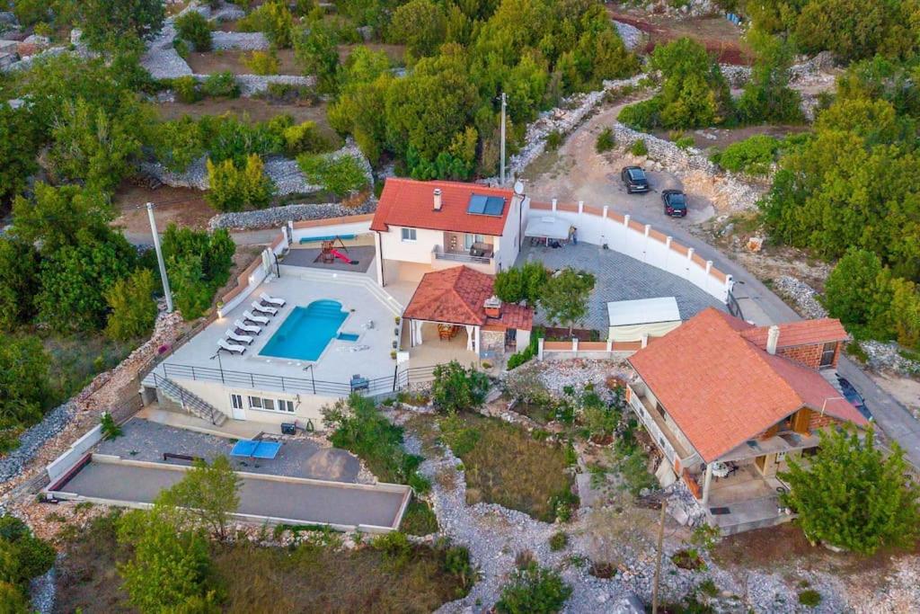 Villa in Omiš inland/4 stars+heated pool photo 1