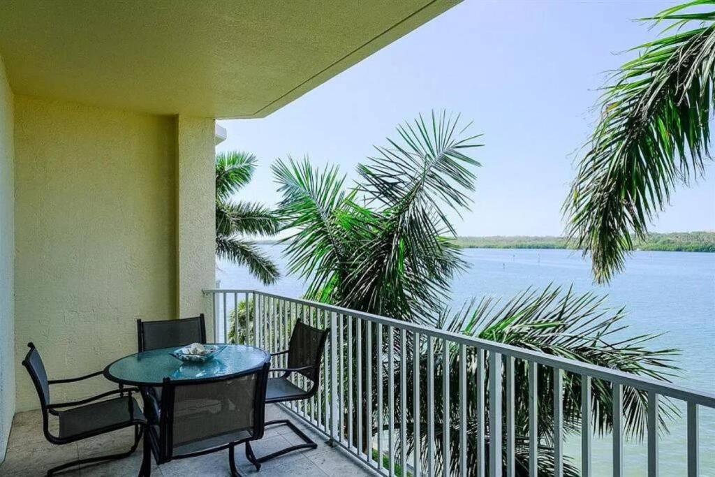 Bright Luxury Oceanfront Condo with Private Balcony and Hotel Pool photo 1