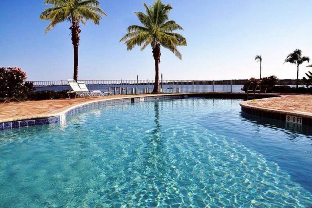 Bright Luxury Oceanfront Condo with Private Balcony and Hotel Pool photo 3