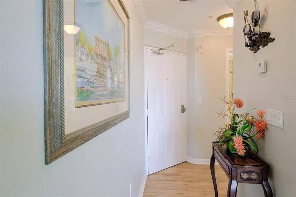 Bright Luxury Oceanfront Condo with Private Balcony and Hotel Pool photo 4
