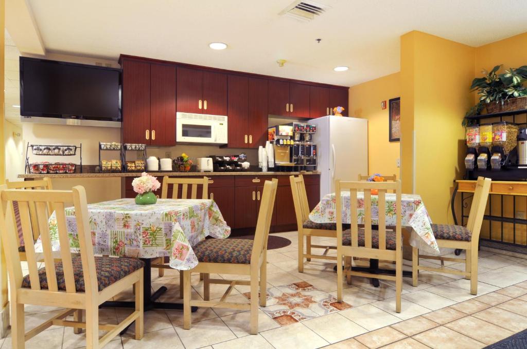 Hometown Inn & Suites Jacksonville Butler Blvd./Southpoint photo 4