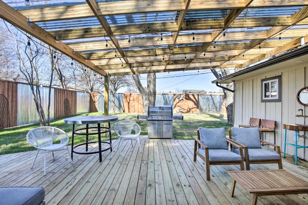 Quiet House with Yard 12 Mi to Dtwn Dallas! photo 1