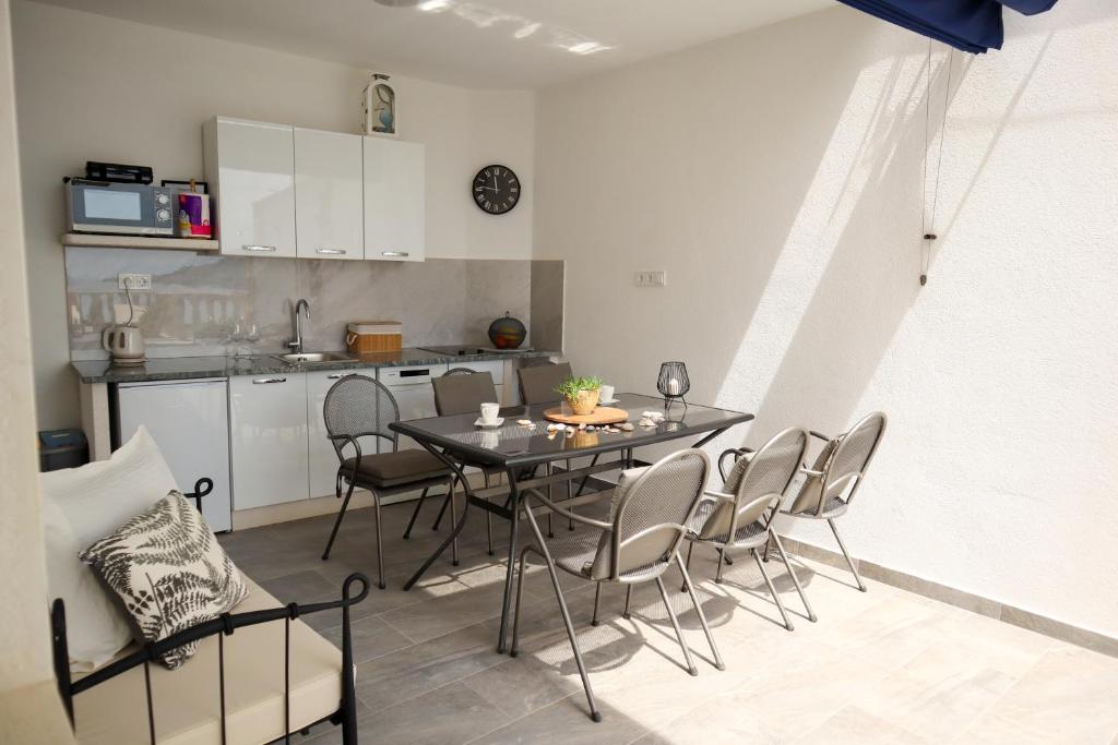 Apartment Valentina - private pool,200m from beach photo 4