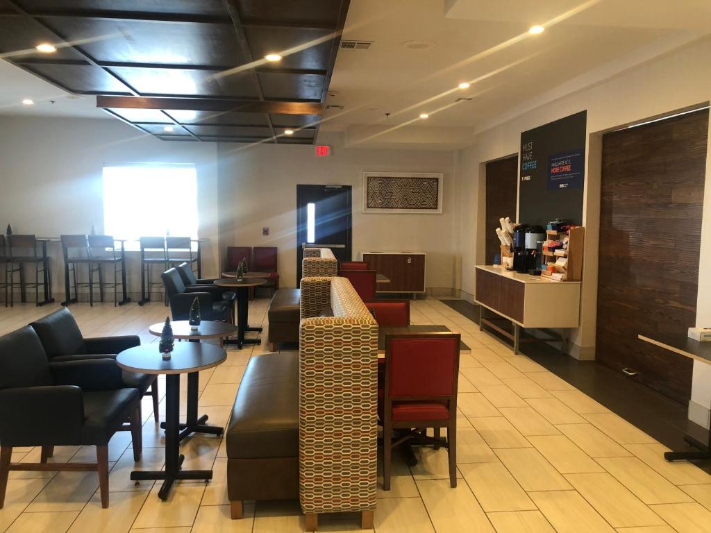 Holiday Inn Express Hotel & Suites Woodward Hwy 270, an IHG Hotel photo 3