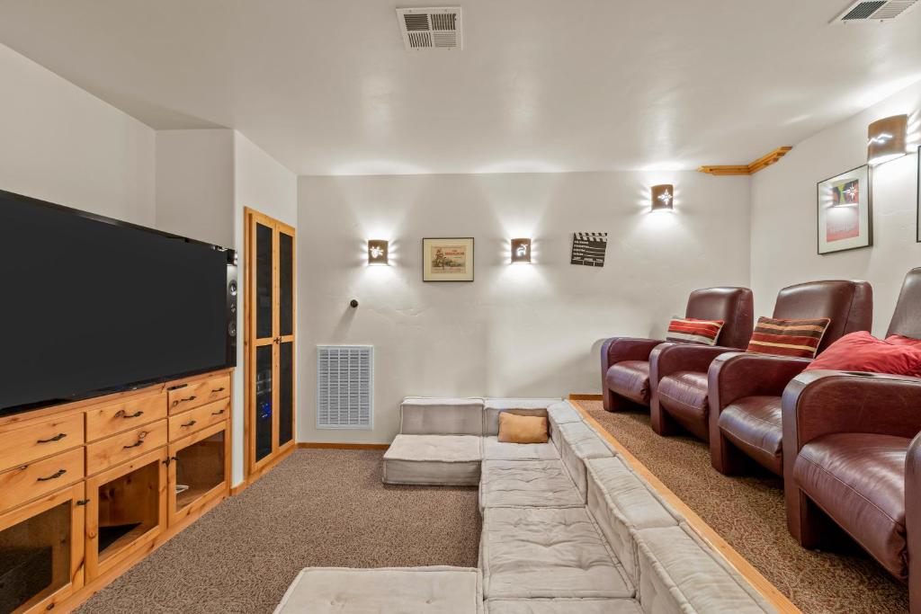 Willow Cove Log Cabin photo 1