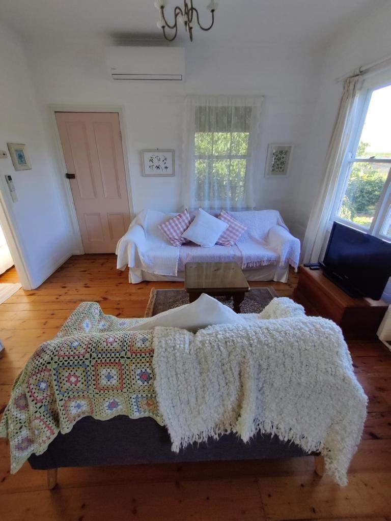 Walnut Cottage via Leongatha - Tap to explore photos