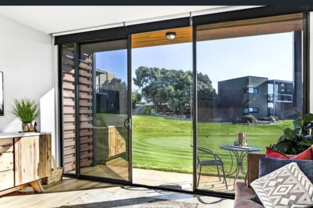 Moonah Links Apartment 45 Lovely 1 bedroom holiday home with heated pool photo 3