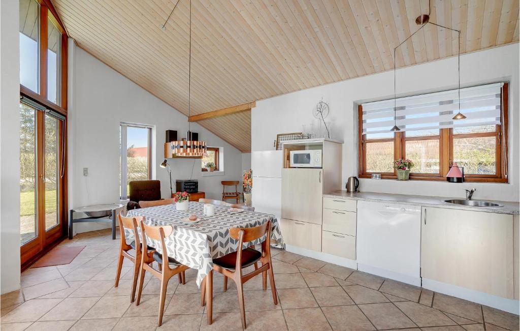 Awesome Home In Vinderup With 3 Bedrooms And Wifi photo 2