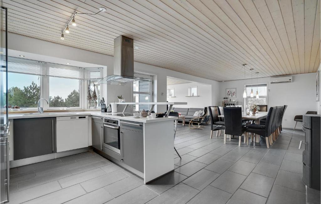 Awesome Home In Vggerlse With 5 Bedrooms, Sauna And Wifi photo 4