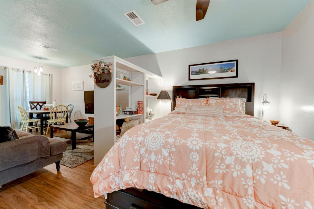 Cozy Studio Stay Near Downtown Austin and UT image