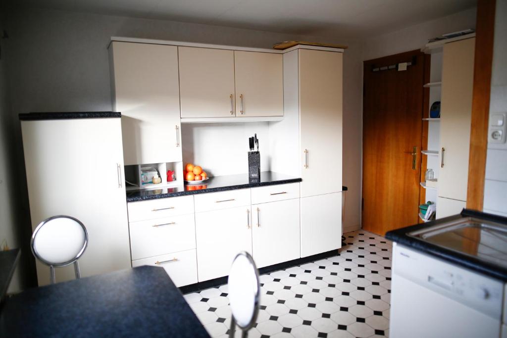 Einzigartiges Appartment mit Kamin, Whirlpool, Netflix, Internet, Workspace, Garten und tropischem Flair photo 3