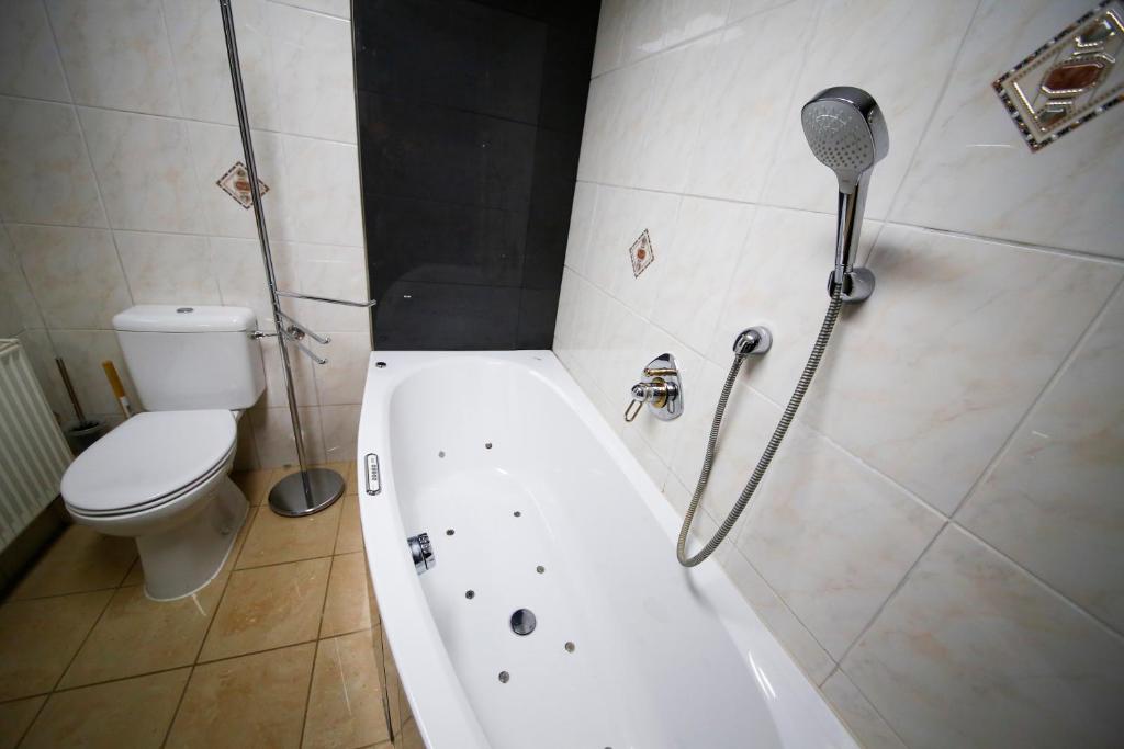 Einzigartiges Appartment mit Kamin, Whirlpool, Netflix, Internet, Workspace, Garten und tropischem Flair photo 2