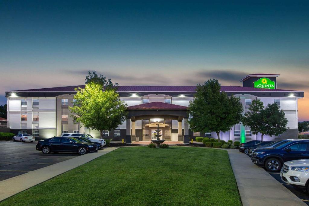 La Quinta Inn & Suites by Wyndham Blue Springs image