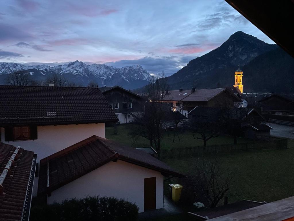 Dachgeschosswohnung mit traumhaftem Zugspitzblick bei Garmisch photo 1