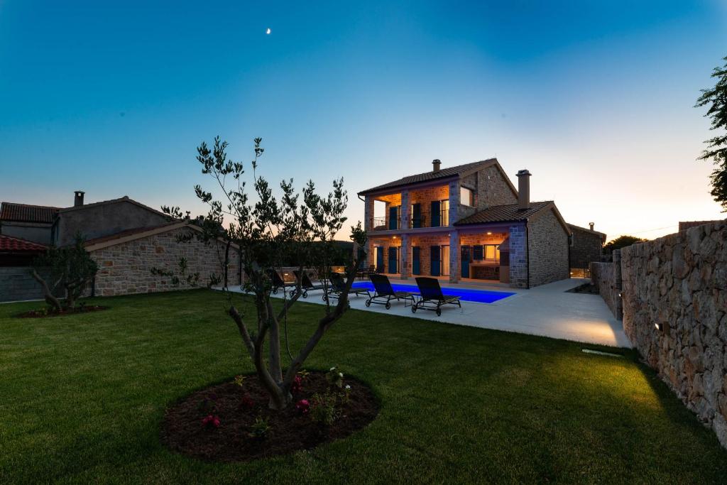 Villa Banovi with heated pool photo 1