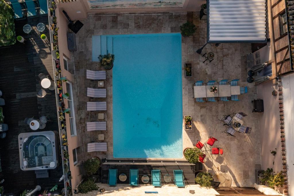 Maison Toscane in a remarkable village - heated pool, jacuzzi, billiard & ensuite luxury bedrooms