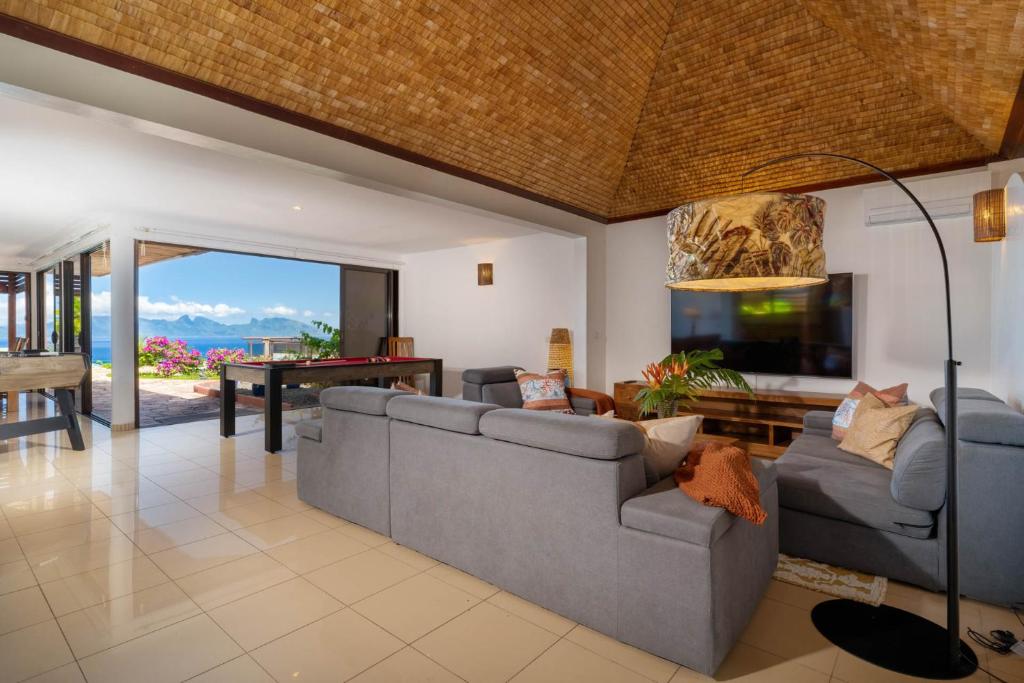 Magnificent 5 Br Villa with pool: amazing views