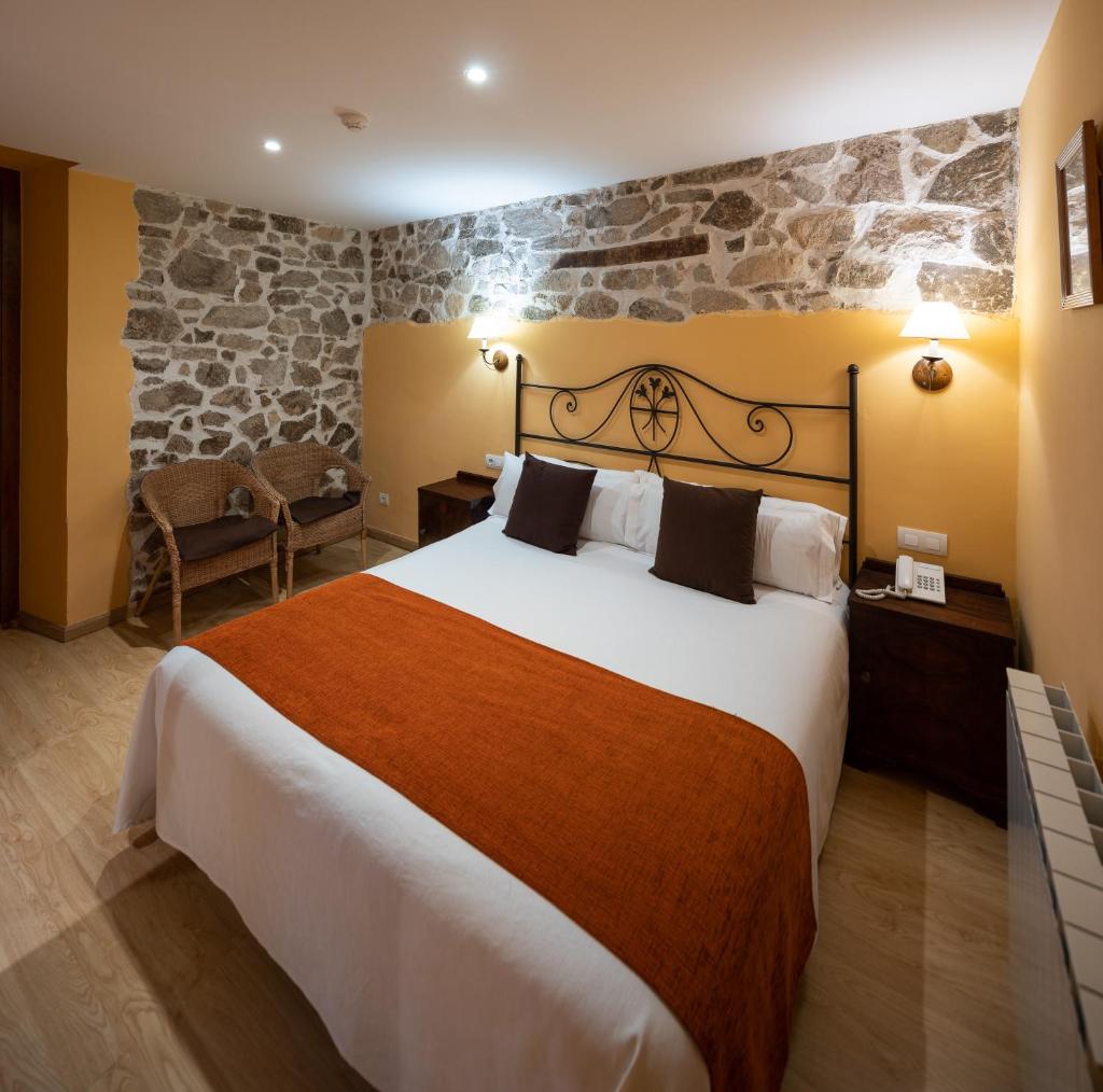 Hotel Ripoll - Tap to explore photos